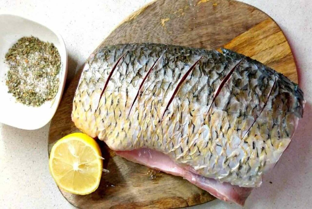 Рыба, запеченная в духовке с овощами и лимоном